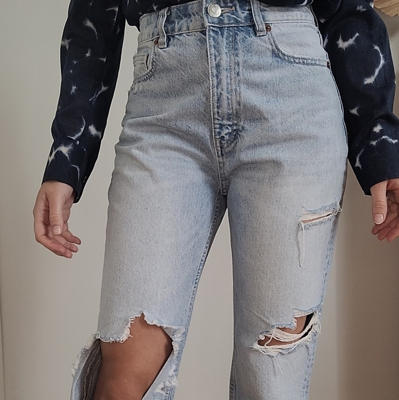 ZARA BLUE DISTRESSED  HIGH WAIST MOM JEANS - Picture 2 of 4